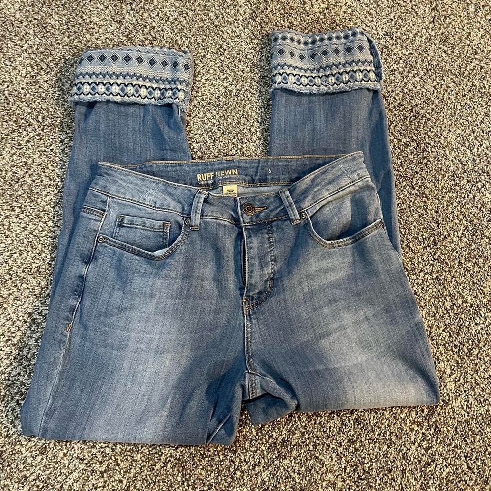 Embroidered cuffed jeans